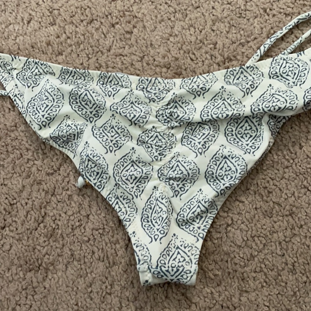 Bikini - Picture 3 of 3